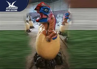 Dinozaur łamiący skorupę